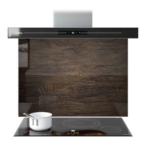 Puede incluir: Una moderna campana extractora de cocina negra con una pantalla digital y la marca "PRISMA". Debajo, un protector contra salpicaduras de madera oscura y una placa de inducción negra con una cacerola blanca. El diseño es elegante y contemporáneo.