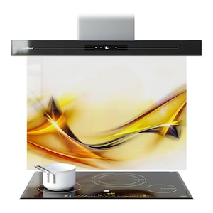 Op de afbeelding: Een moderne zwarte afzuigkap met de merknaam "PRISMA" erop. Boven een glazen paneel met een abstract geel en oranje ontwerp. Daaronder een zwarte inductiekookplaat met een witte pan.