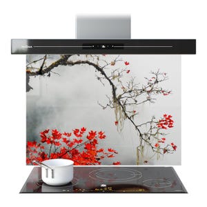 Può includere: Cappa da cucina nera con pannello in vetro con un design floreale rosso e bianco. Una pentola bianca è posizionata su un piano cottura nero con bruciatori circolari. La cappa ha il marchio "PRISMA".