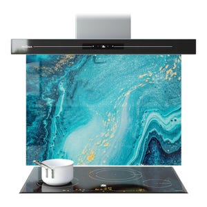Puede incluir: Una moderna campana extractora de cocina con marco negro y pantalla digital. El protector contra salpicaduras presenta un vibrante diseño abstracto azul y dorado. Una placa de cocina negra con una cacerola blanca en primer plano.