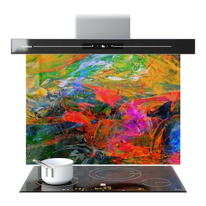 Peut inclure: Hotte de cuisine moderne noire avec un panneau d'art abstrait coloré. En dessous, une table de cuisson à induction noire avec une casserole blanche. L'œuvre d'art incorpore des teintes vives de rouge, jaune et bleu.