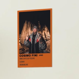 Op de afbeelding: Poster met een oranje rand, met een man in een jas en hoed met zebraprint, poserend voor een kathedraal 's nachts. Tekst op de poster luidt: "COSIMO FINI 1980, NOME D'ARTE QUE PEQUENO, ALBUM 9, ORIGINI MILANO."