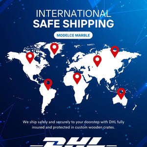 Puede incluir: Un mapa del mundo con marcadores de ubicaci&oacute;n rojos, que indican destinos de env&iacute;o internacionales. El texto "INTERNATIONAL SAFE SHIPPING" se muestra encima del mapa, con "MODELCE MARBLE" debajo. El logotipo de DHL est&aacute; en la parte inferior.