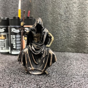 Figura de la Parca de Fantasía Oscura: Esqueleto encapuchado con espada, decoración gótica pintada a mano