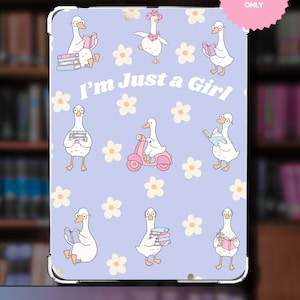 Könnte beinhalten: Kindle-Einsatz mit hellviolettem Hintergrund mit Cartoon-Gänsen, weißen Blumen und dem Text "I'm Just a Girl". Die Gänse sind mit Büchern, auf einem Roller und mit Hüten dargestellt. Digitaler Download.