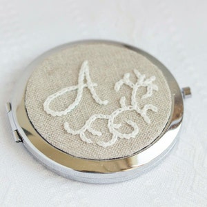 Monogrammed Compact mirror, hand embroidered wedding favor, bridesmaids gift i016