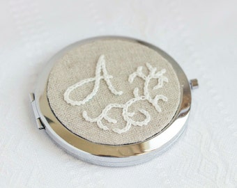 Monogrammed Compact mirror, hand embroidered wedding favor, bridesmaids gift i016