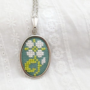 Hand embroidered necklace light flower on green n050 image 1