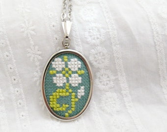 Hand embroidered necklace light flower on green - n050