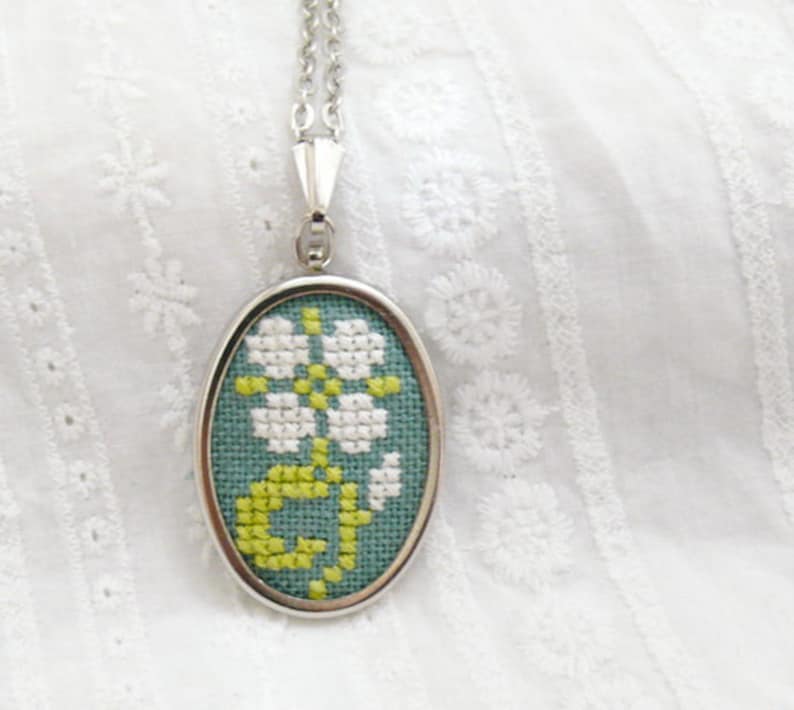 Hand embroidered necklace light flower on green n050 image 1