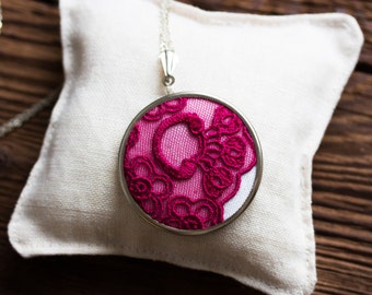 Lace necklace with fuchsia (dark pink) lace l029