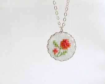 Gentle floral necklace, embroidered roses n018