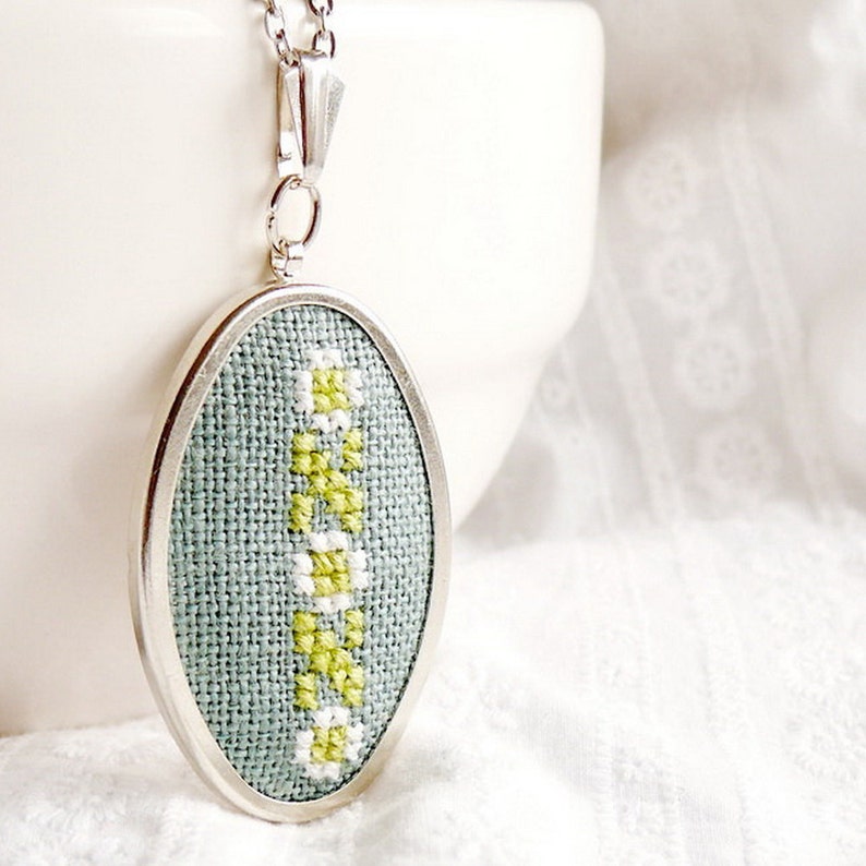 Cross stitch floral necklace in green n037 image 1