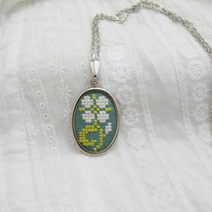 Hand embroidered necklace light flower on green n050 image 2