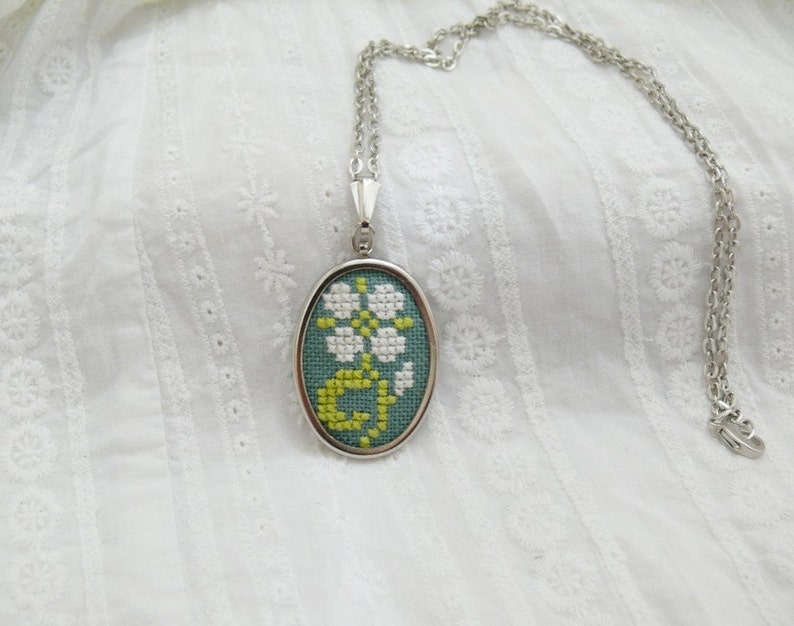 Hand embroidered necklace light flower on green n050 image 2