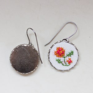 Dangle earrings with hand embroidered flowers e011 image 4