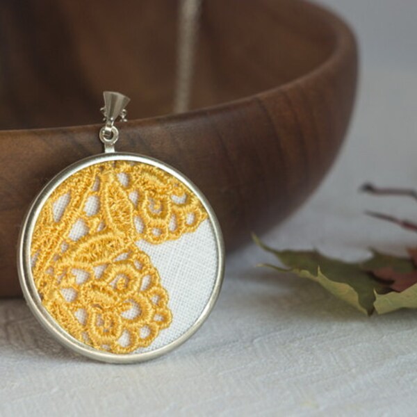 Lace necklace with Autumn yellow lace l008