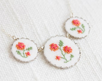 Embroidered floral necklace - Roses necklace - garden party jewelry - n017