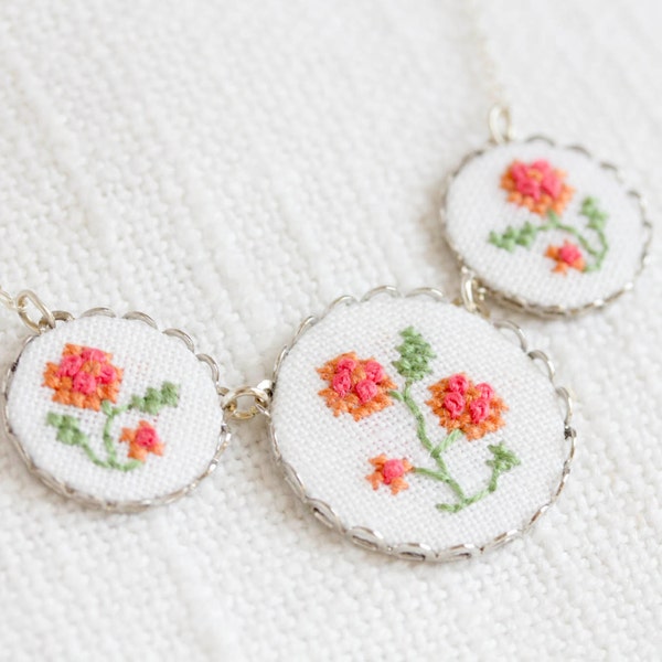 Embroidered floral necklace - Roses necklace - garden party jewelry - n017