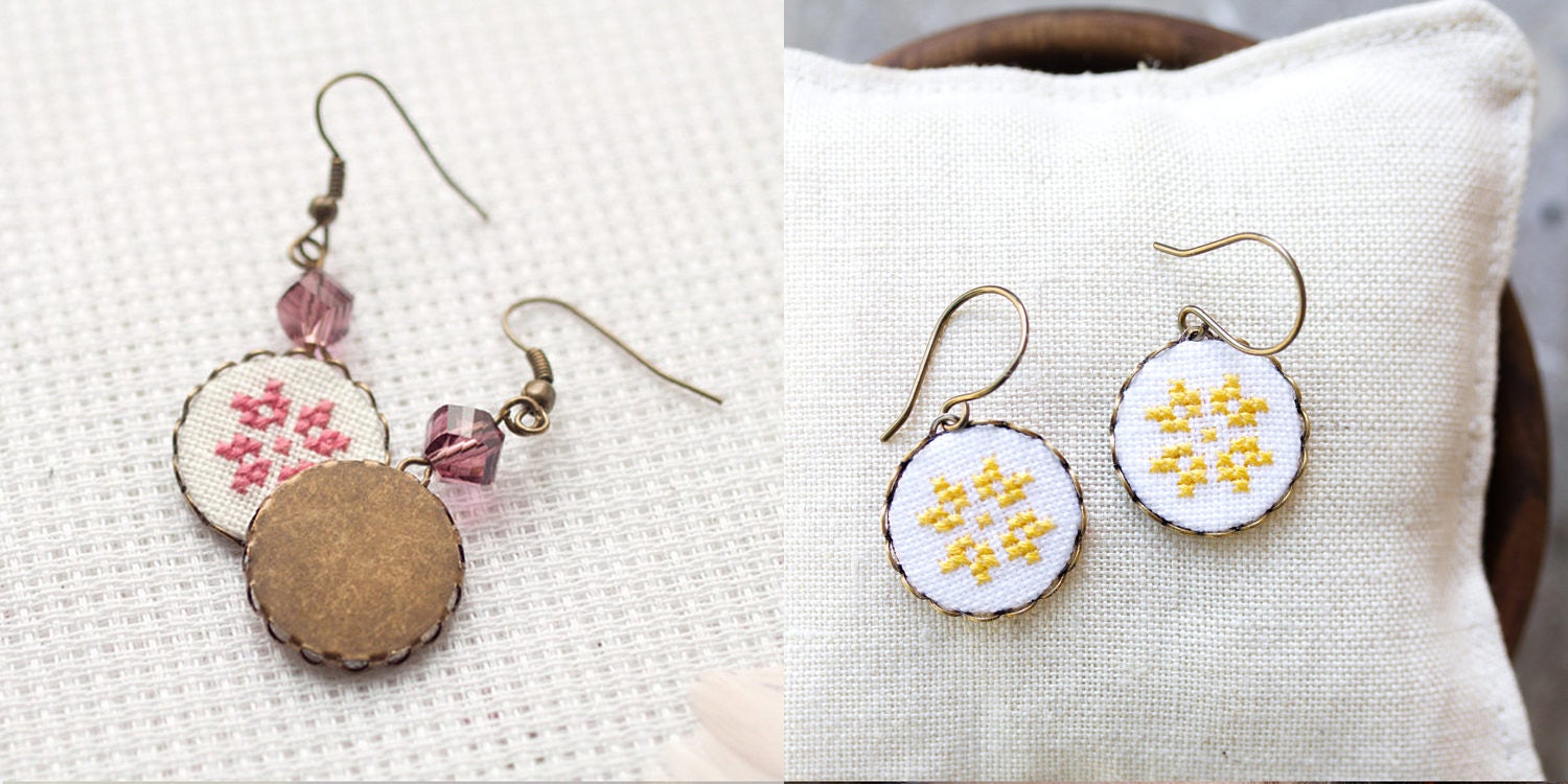 Boucles D'Oreilles Pendantes Ethniques - Bois Brodé Point De Croix Multicolore - Fait Main En France