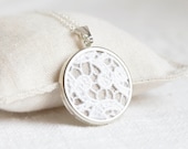 Lace necklace with white lace and burlap (linen) fabric l023