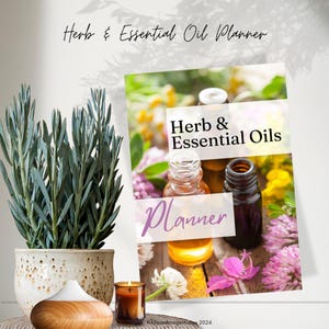 Può includere: Un planner con il testo "Herb & Essential Oils Planner" sulla copertina. La copertina presenta un primo piano di tre bottiglie di vetro ambrato riempite di oli essenziali, circondate da fiori e vegetazione.