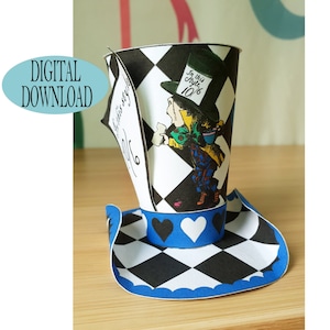 Pode incluir: Um favor de festa de chapéu de Chapeleiro Maluco imprimível. O chapéu é feito de papel e apresenta um padrão xadrez preto e branco com uma borda azul. O chapéu é coroado com um copo de papel com uma ilustração do Chapeleiro Maluco de Alice no País das Maravilhas. O copo tem uma etiqueta verde que diz "Neste estilo, 10/6".