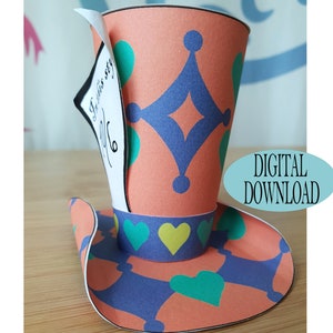 Può includere: Un modello stampabile per un cappello da Cappellaio Matto, con un design a motivi rosso e blu con accenti verdi. Il cappello è etichettato "Sono pazzo, vedi!"