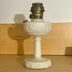 Aladdin Alacite Glass Lincoln Drape Oil / Kerosene Table Lamp w Nu-Type B Burner