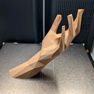 Låg poly vinflaskhållare – Modern flytande vinställ bild 2