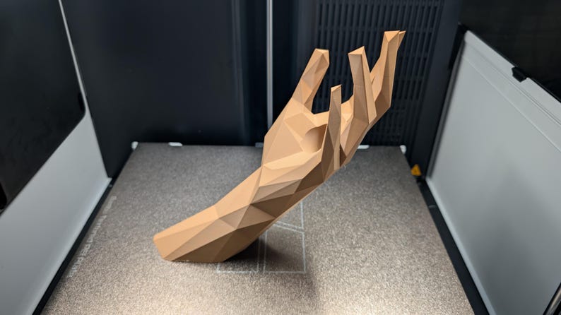 Låg poly vinflaskhållare – Modern flytande vinställ bild 2