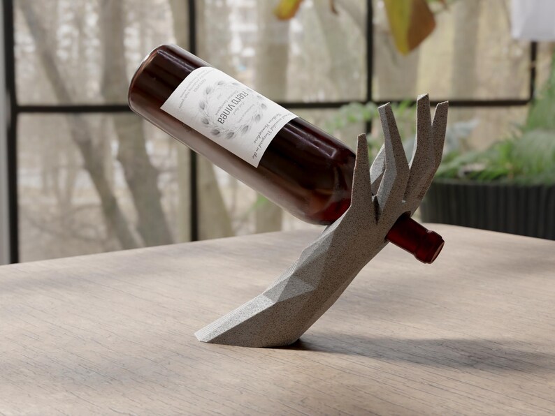 Låg poly vinflaskhållare – Modern flytande vinställ bild 6