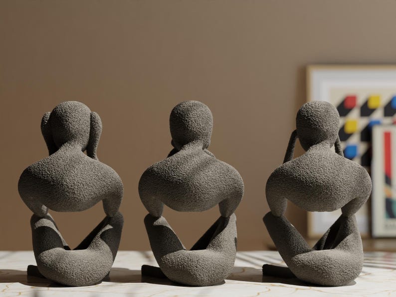 K&ouml;nnte beinhalten: Drei graue abstrakte Skulpturen, die sitzende Figuren in nachdenklicher Pose darstellen. Jede Figur hat eine strukturierte Oberfl&auml;che und ein minimalistisches Design. Die Skulpturen sind in einer Reihe angeordnet, geeignet f&uuml;r die Inneneinrichtung.