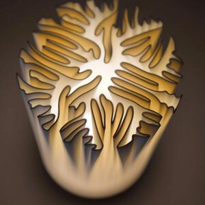 Puede incluir: Una l&aacute;mpara abstracta con un dise&ntilde;o en capas. Presenta formas org&aacute;nicas curvas en tonos crema y dorado, delineadas en negro. La fuente de luz interna crea un brillo suave. La forma general recuerda a una flor.
