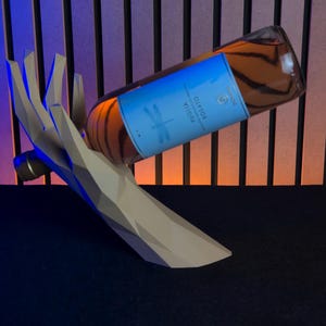Låg poly vinflaskhållare – Modern flytande vinställ bild 1