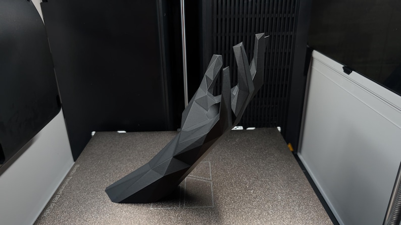 Låg poly vinflaskhållare – Modern flytande vinställ bild 3