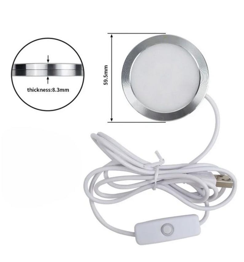 Puede incluir: Luz LED redonda plateada con centro blanco, 59,5 mm de di&aacute;metro y 8,3 mm de grosor. Incluye cable USB blanco y un interruptor para encendido y apagado.