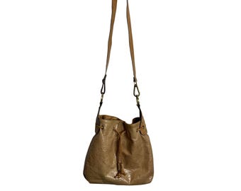 Borsa a secchiello/a tracolla vintage in pelle stile boho di Hillard & Hanson con rivetti stile hippie anni 2000