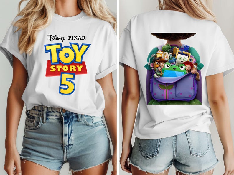K&ouml;nnte beinhalten: Ein wei&szlig;es T-Shirt mit dem Disney Pixar Toy Story 5 Logo auf der Vorderseite. Die R&uuml;ckseite des Shirts zeigt eine Grafik eines violetten Rucksacks, der mit verschiedenen animierten Spielzeugfiguren gef&uuml;llt ist, darunter eine gr&uuml;ne Froschfigur.