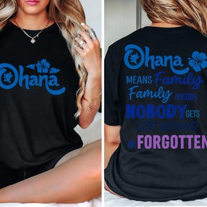 Puede incluir: Camiseta negra con la palabra "Ohana" en escritura azul, una flor azul y un personaje de dibujos animados. La parte trasera de la camiseta tiene el texto "Ohana means Family, Family means Nobody gets left behind or forgotten."