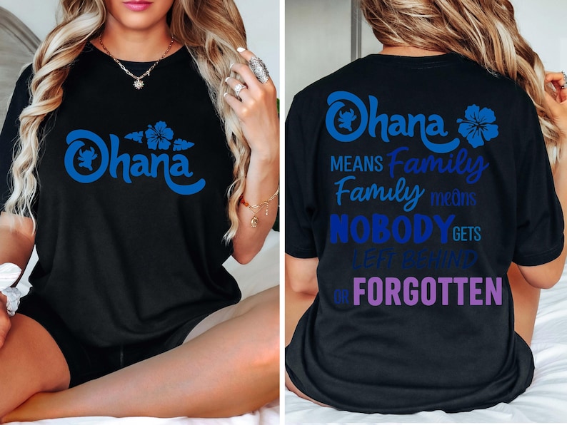 Puede incluir: Camiseta negra con la palabra "Ohana" en escritura azul, una flor azul y un personaje de dibujos animados. La parte trasera de la camiseta tiene el texto "Ohana means Family, Family means Nobody gets left behind or forgotten."