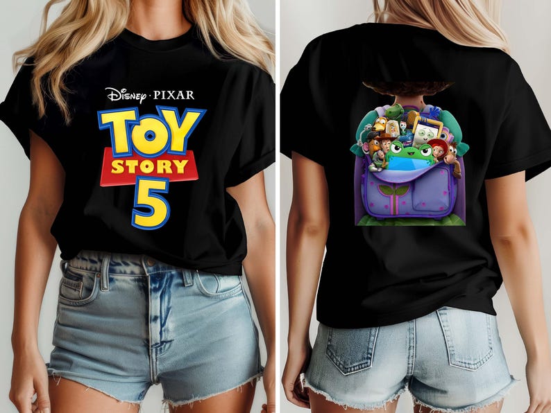 K&ouml;nnte beinhalten: Ein schwarzes T-Shirt mit dem Disney Pixar Toy Story 5 Logo in Gelb, Rot und Blau auf der Vorderseite. Die R&uuml;ckseite des T-Shirts zeigt eine Grafik eines violetten Rucksacks, der mit verschiedenen animierten Figuren gef&uuml;llt ist, darunter eine gr&uuml;ne Figur.