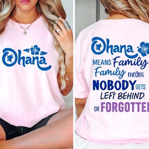 Puede incluir: Camiseta rosa claro con la palabra "Ohana" en azul, con un personaje estilizado y un dise&ntilde;o floral. La parte trasera de la camiseta tiene el texto "Ohana Means Family, Family Means Nobody Gets Left Behind or Forgotten."