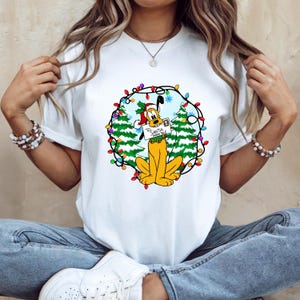 Camiseta navideña de Pluto a Papá Noel en el Polo Norte, camiseta familiar navideña de Disney a juego, camiseta navideña de Pluto de Disney con árbol iluminado Comfort Colors®