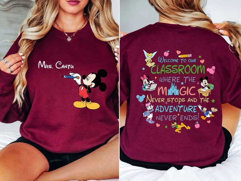 K&ouml;nnte beinhalten: Burgunderfarbenes Sweatshirt mit Mickey Mouse, der einen Bleistift h&auml;lt, und dem Namen "Mrs. Cantu". Auf der R&uuml;ckseite des Shirts befindet sich ein farbenfrohes Design mit Disney-Figuren und dem Text "Welcome to our classroom where the magic never stops and the adventure never ends!"