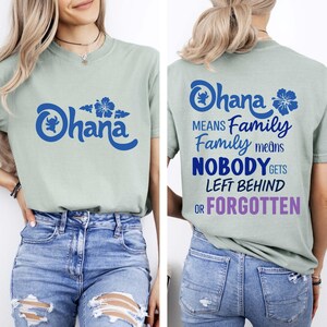 Puede incluir: Camiseta verde claro con la palabra "Ohana" en azul y un dise&ntilde;o floral. La parte trasera de la camiseta tiene el texto "Ohana means Family, Family means Nobody gets left behind or forgotten."