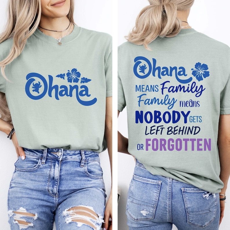 Puede incluir: Camiseta verde claro con la palabra "Ohana" en azul y un dise&ntilde;o floral. La parte trasera de la camiseta tiene el texto "Ohana means Family, Family means Nobody gets left behind or forgotten."
