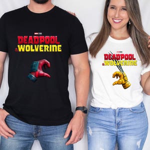 Puede incluir: Camisetas negras y blancas con el texto "DEADPOOL & WOLVERINE" en rojo y amarillo. La camiseta negra muestra un guante rojo y azul, la blanca un guante amarillo con garras. Ambas son de manga corta.