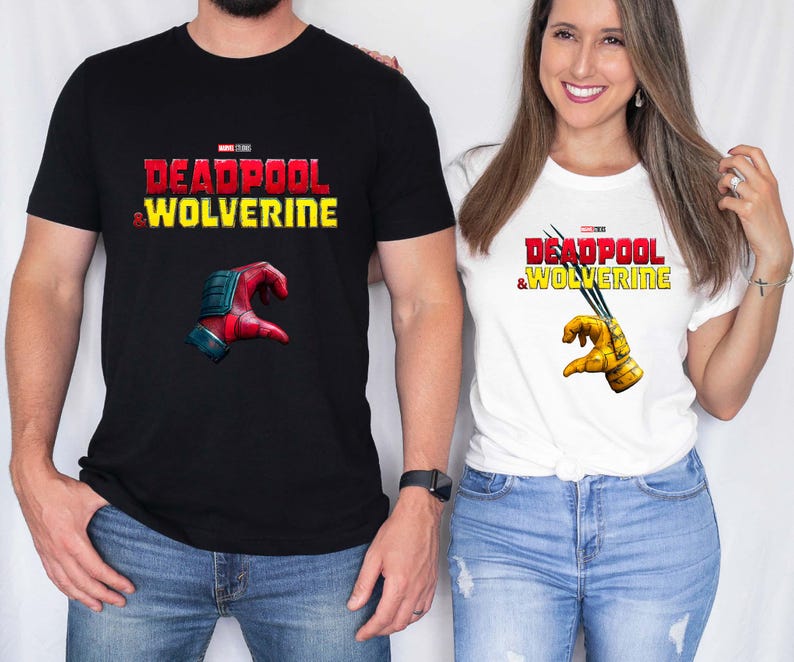 Puede incluir: Camisetas negras y blancas con el texto "DEADPOOL & WOLVERINE" en rojo y amarillo. La camiseta negra muestra un guante rojo y azul, la blanca un guante amarillo con garras. Ambas son de manga corta.