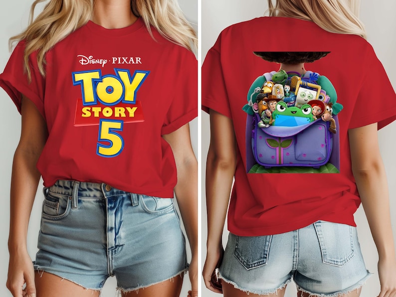 K&ouml;nnte beinhalten: Ein rotes T-Shirt mit kurzen &Auml;rmeln und dem Disney Pixar Toy Story 5 Logo in Gelb und Blau auf der Vorderseite. Die R&uuml;ckseite zeigt eine Grafik eines violetten Rucksacks, der mit verschiedenen animierten Figuren gef&uuml;llt ist, darunter ein gr&uuml;ner Frosch.